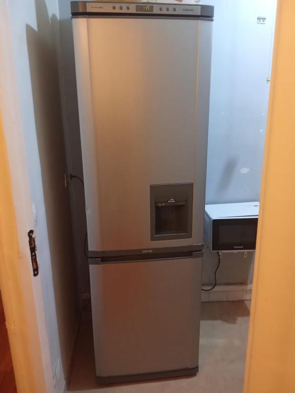 La cuisine est équipée d'un réfrigérateur et d'un four micro-ondes. dans l'établissement Le Havre Sweet Home, au Havre