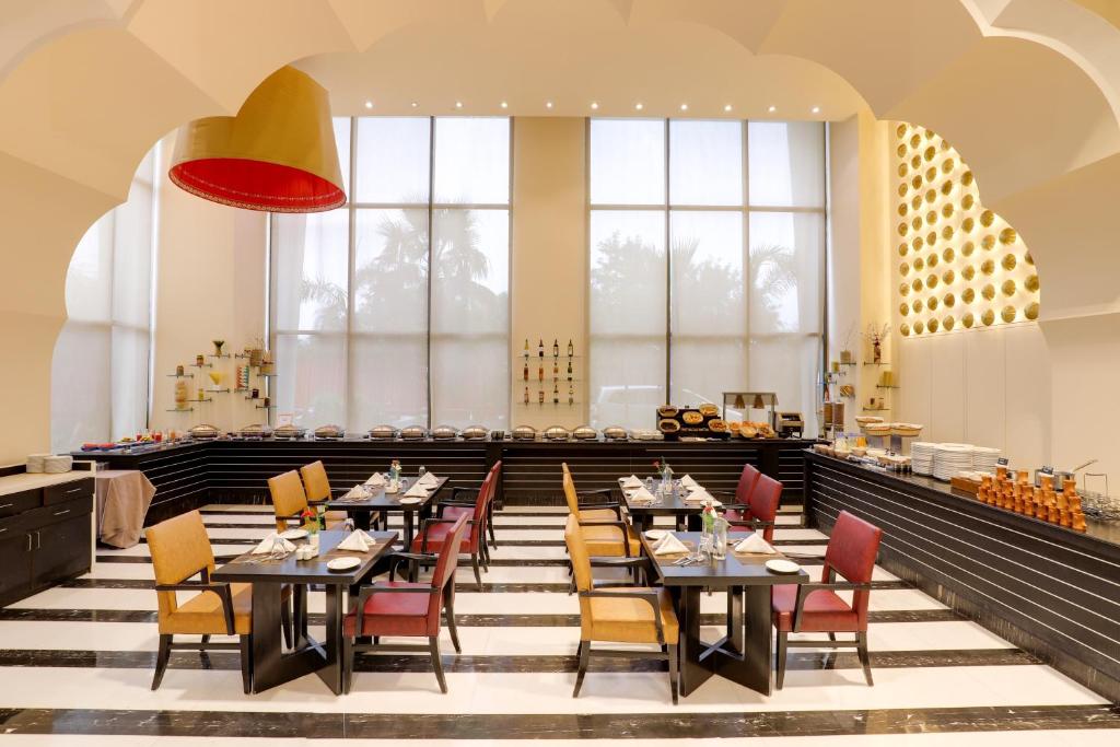 Posezení v ubytování Saura Hotel, Agra - A Club Mahindra Associate