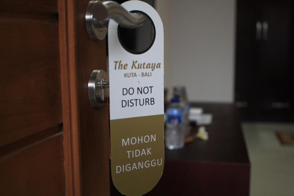 Sertifikat, penghargaan, tanda, atau dokumen yang dipajang di The Kutaya