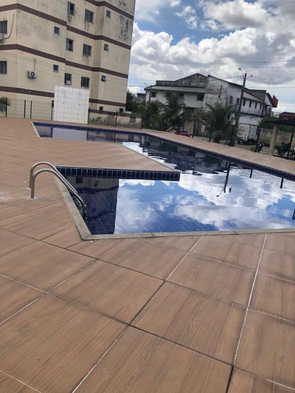 Bazén v ubytování Apto próx de tudo com lazer e conforto nebo v jeho okolí
