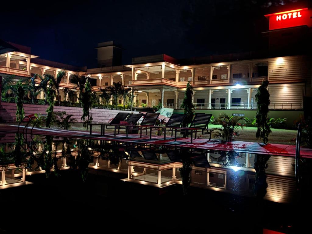 Bazén v ubytování Jai Niwas Palace Resort nebo v jeho okolí
