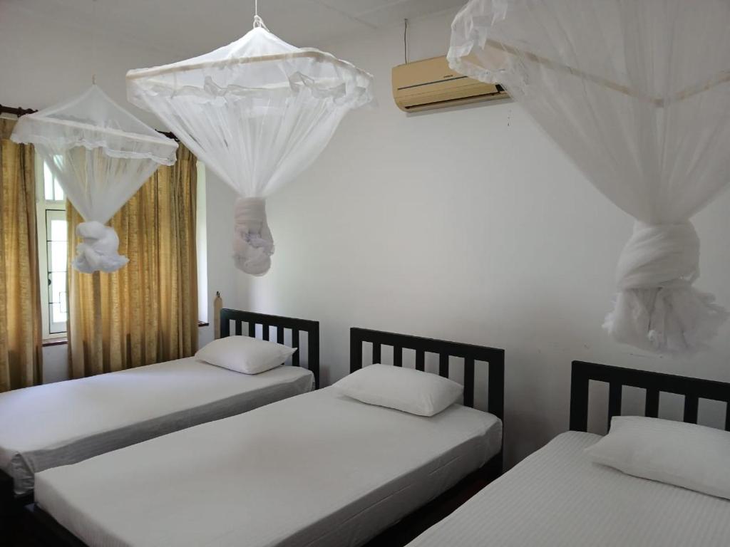 Postel nebo postele na pokoji v ubytování Kandy Twin Hostel