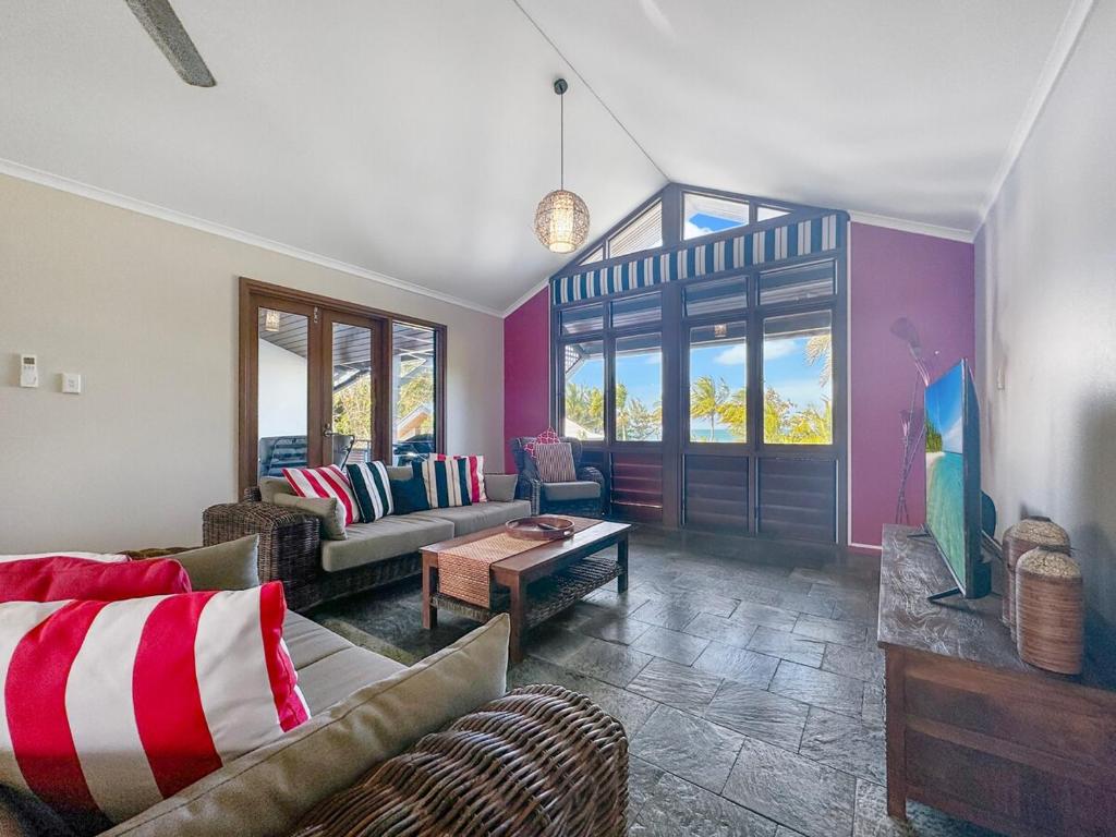 Χώρος καθιστικού στο Wongalinga Beachfront Apt 5