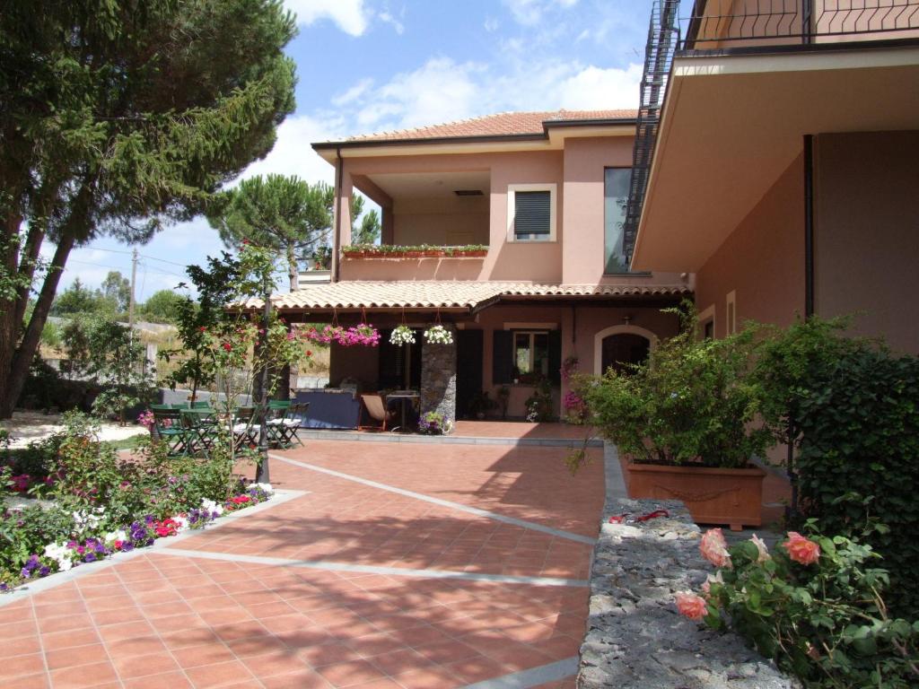 une maison avec un jardin en face dans l'établissement Rosso Vulcano, à Nicolosi