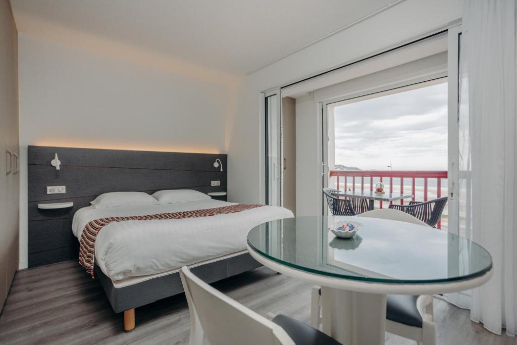 Postel nebo postele na pokoji v ubytování Hôtel Valencia