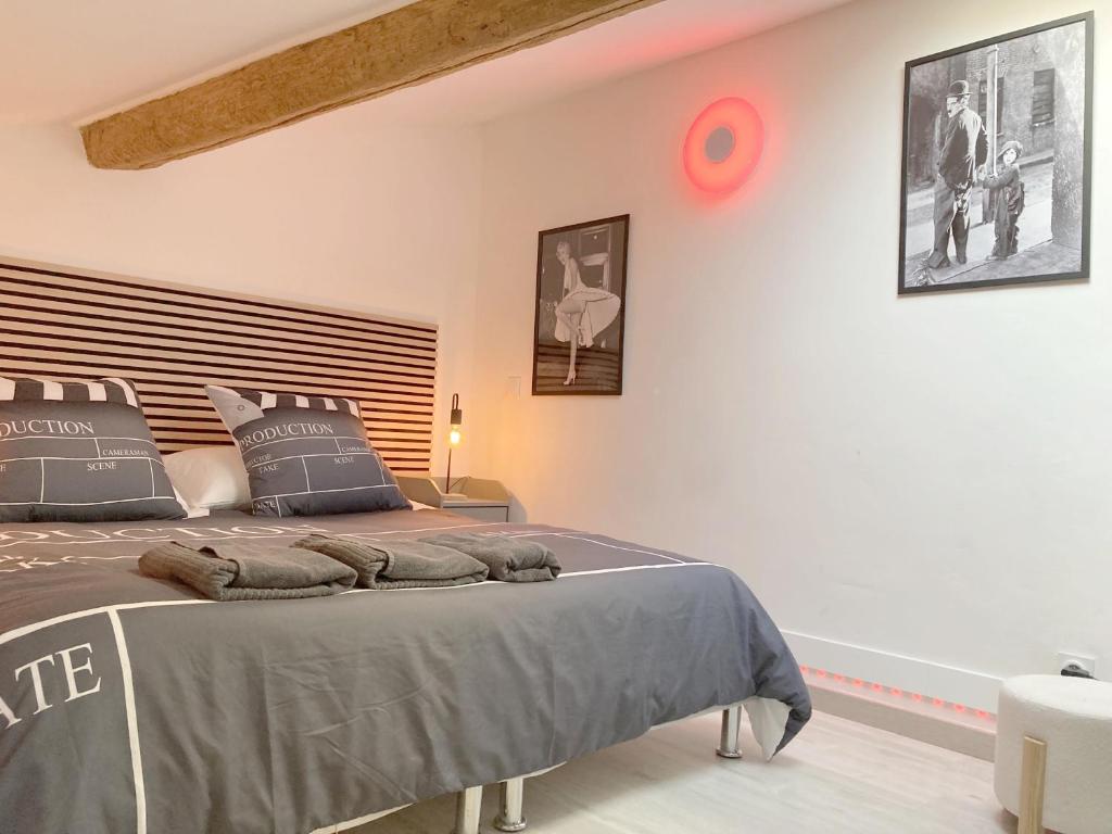 Ένα ή περισσότερα κρεβάτια σε δωμάτιο στο Cinéma Privé Maison Cosy Romantique