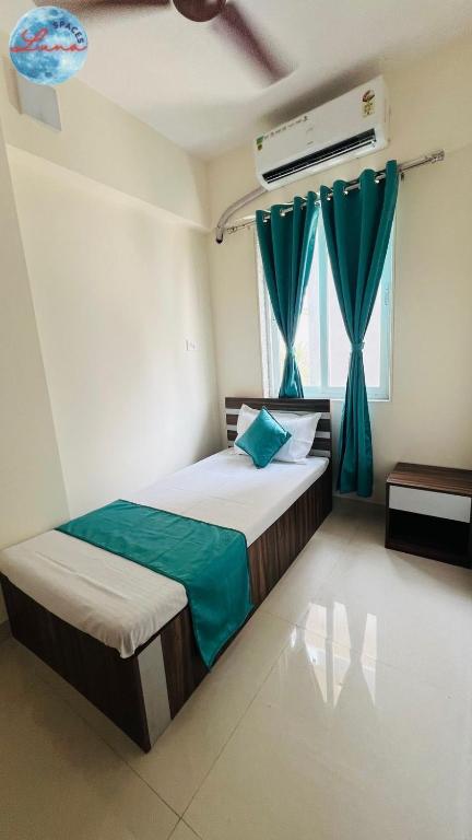 Rúm í herbergi á Luna Spaces -Bella Vista Near International airport IIT powaii