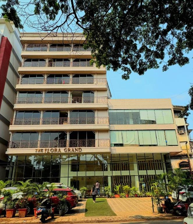 瓦斯科达伽马The Flora Grand, Vasco, Goa的一栋建筑前停着一辆车