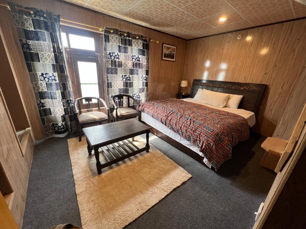 Postel nebo postele na pokoji v ubytování Skardu Lodge