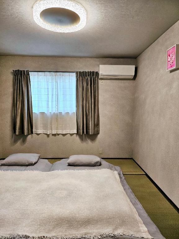Postel nebo postele na pokoji v ubytování 五斗觀驛站 gotokan guest house