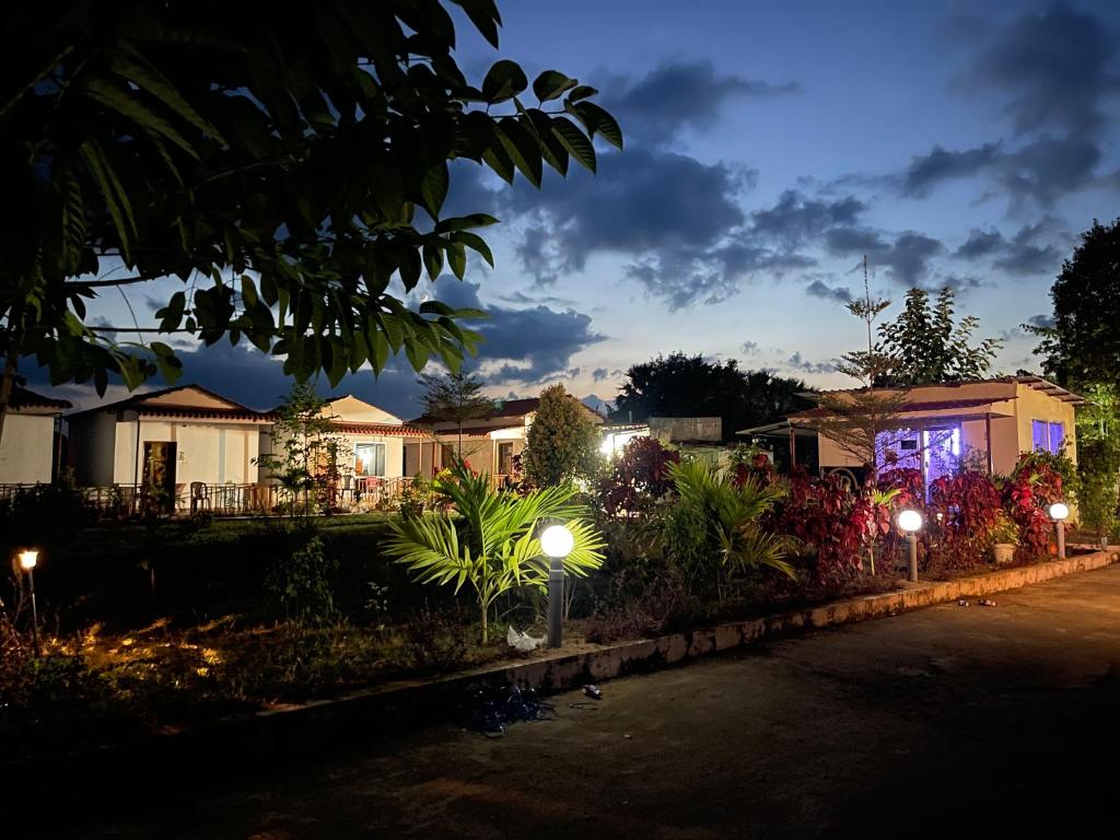 Κήπος έξω από το Lakshmi Brindavanam Resorts Malluru