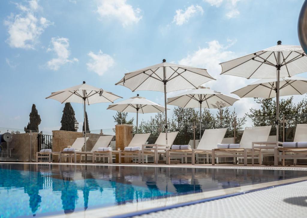 Bazén v ubytování Edmond Luxury Hotel & Spa מלון ספא אדמונד ראש פינה nebo v jeho okolí