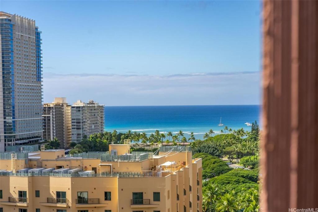 - une vue sur la ville avec ses bâtiments et l'océan dans l'établissement Aloha Seaside Vacations 4 Star Wyndham Resort 1803 Waikiki, à Honolulu