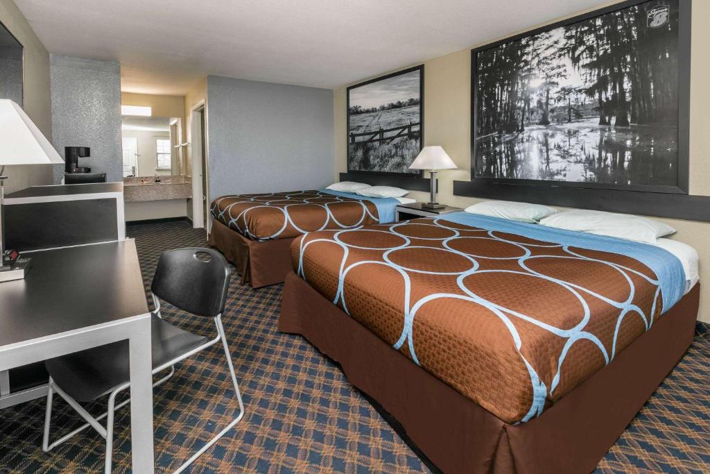 Postel nebo postele na pokoji v ubytování Super 8 by Wyndham Arlington Near AT&T Stadium