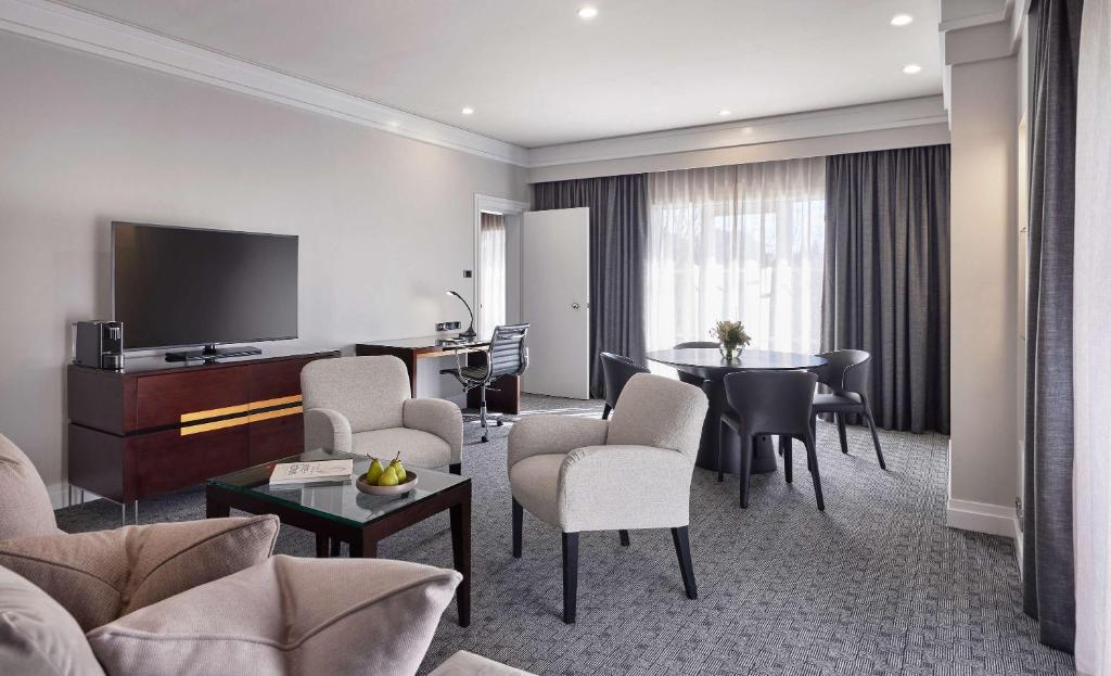 TV a/nebo společenská místnost v ubytování Hyatt Hotel Canberra - A Park Hyatt Hotel