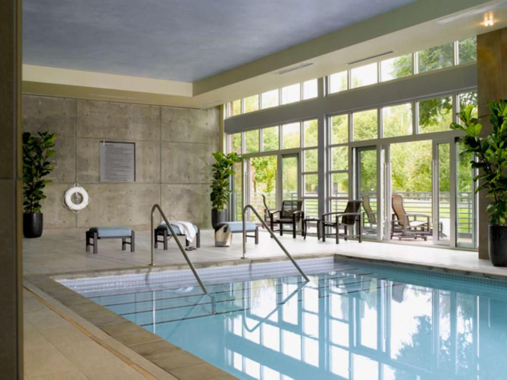 Bazén v ubytování Hyatt House Seattle/Redmond nebo v jeho okolí