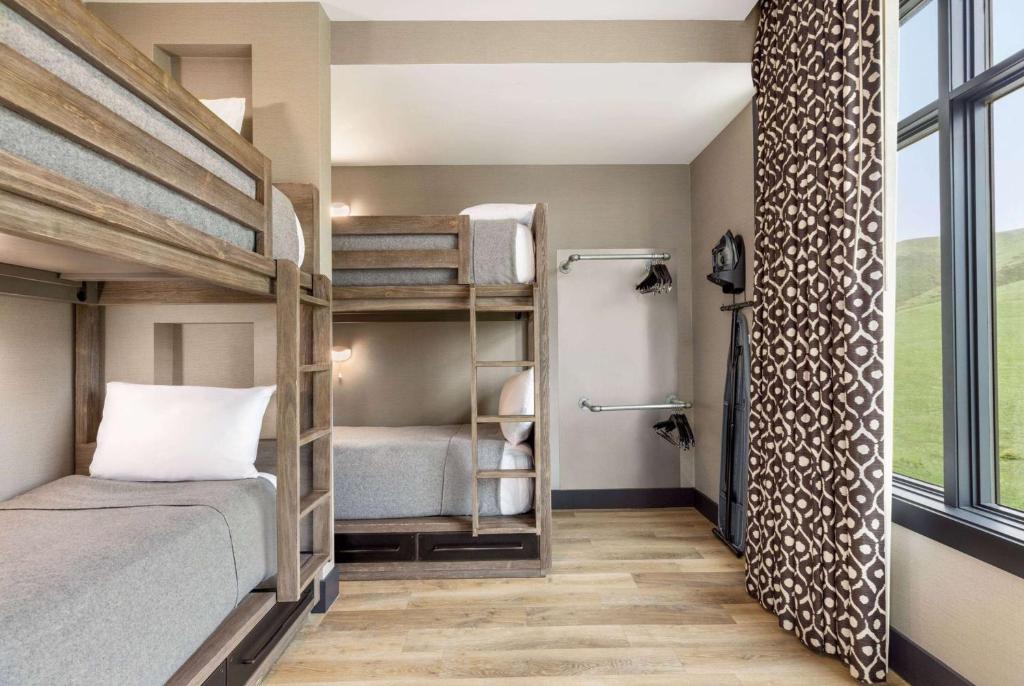 Postel nebo postele na pokoji v ubytování Origin Red Rocks, a Wyndham Hotel