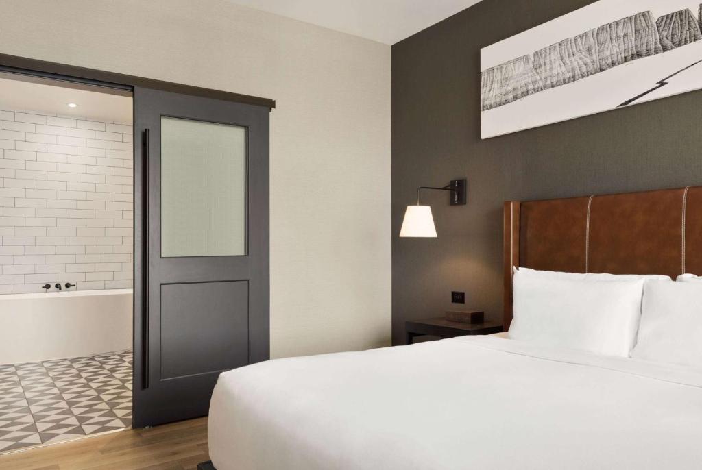 Postel nebo postele na pokoji v ubytování Origin Red Rocks, a Wyndham Hotel