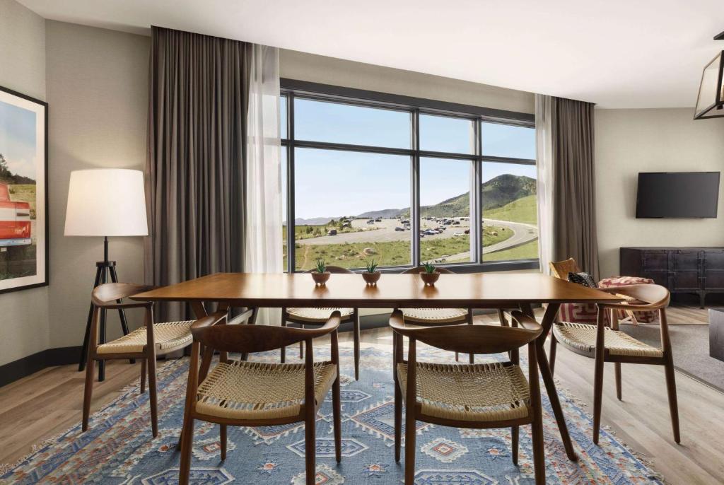 Nespecifikovaný výhled na hory nebo výhled na hory při pohledu z hotelu