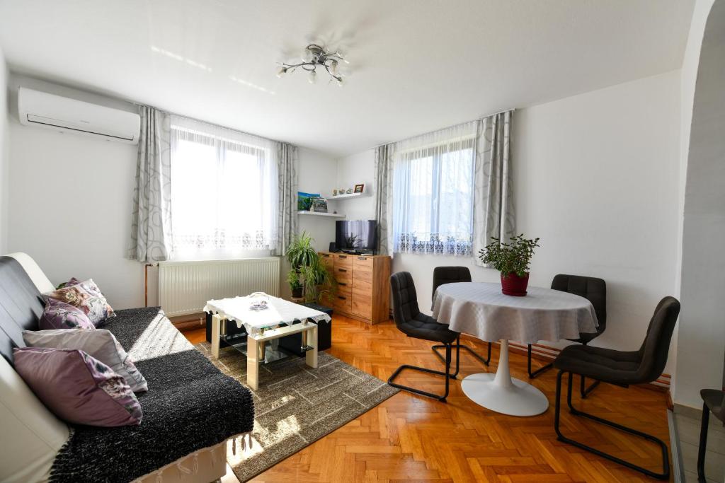 Televízia a/alebo spoločenská miestnosť v ubytovaní Apartment Mlađen