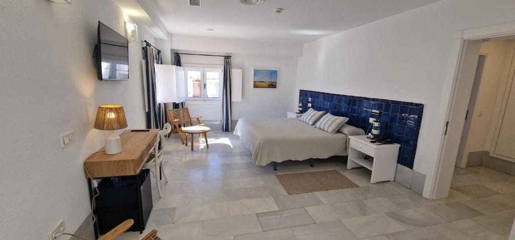 a bedroom with a bed and a table and chairs at Doña Pakyta in San José