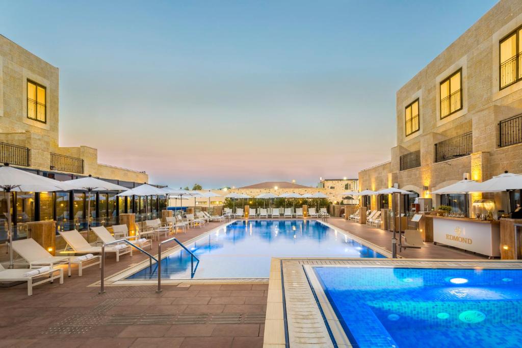 Bazén v ubytování Edmond Luxury Hotel & Spa מלון ספא אדמונד ראש פינה nebo v jeho okolí