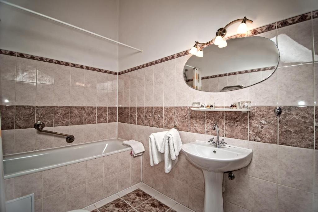 Koupelna v ubytování George Hotel