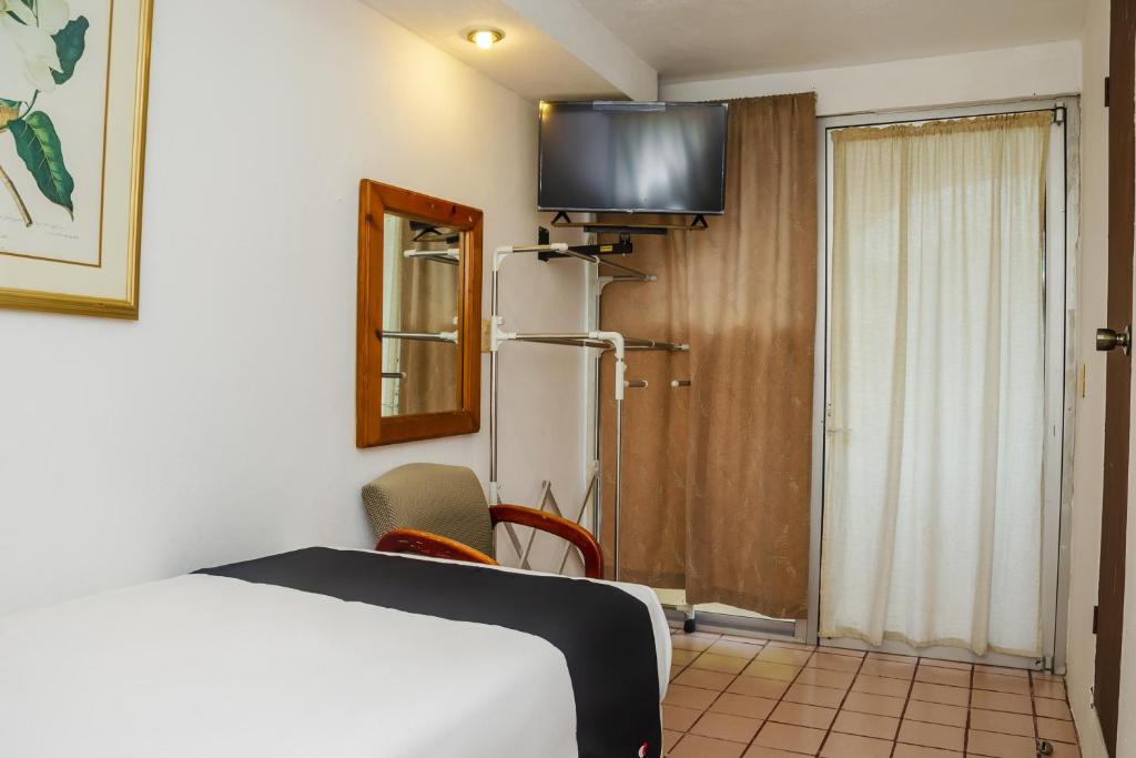 TV a/nebo společenská místnost v ubytování Capital O Hotel Dos Mares, Cabo San Lucas