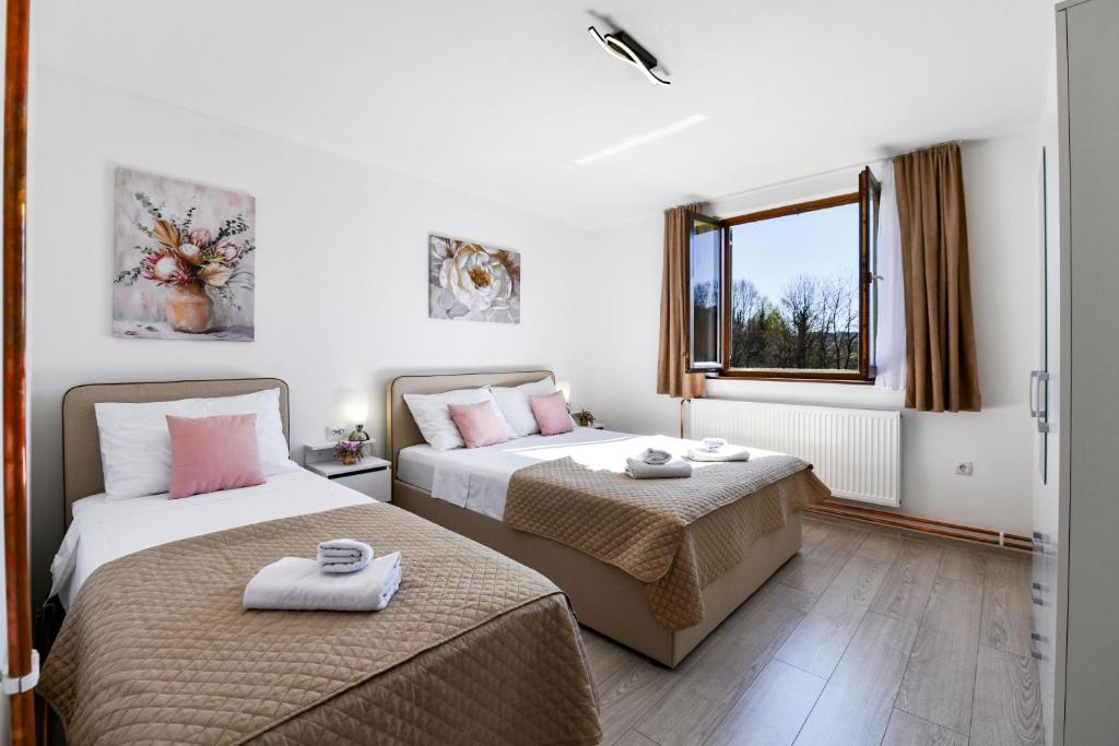 Posteľ alebo postele v izbe v ubytovaní Apartment Mlađen