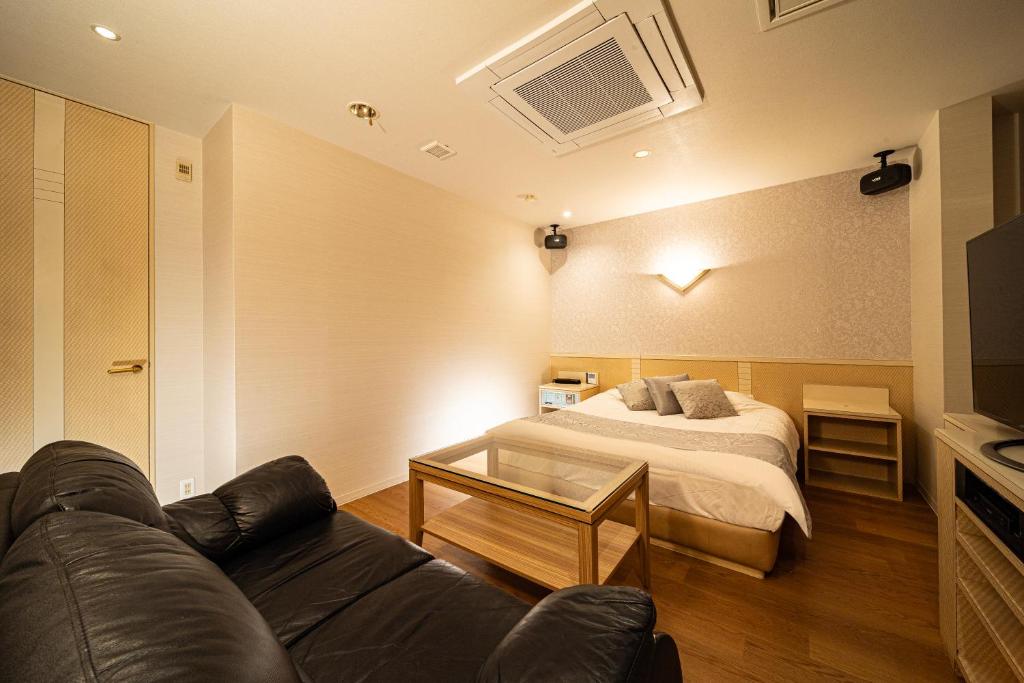 Postel nebo postele na pokoji v ubytování ルトゥール姫路 Retur HIMEJI 男塾ホテルグループ