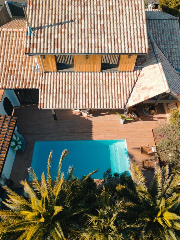 une vue aérienne d'une maison avec piscine dans l'établissement Villa avec piscine 3 chambres 6 couchages, à Cazaux