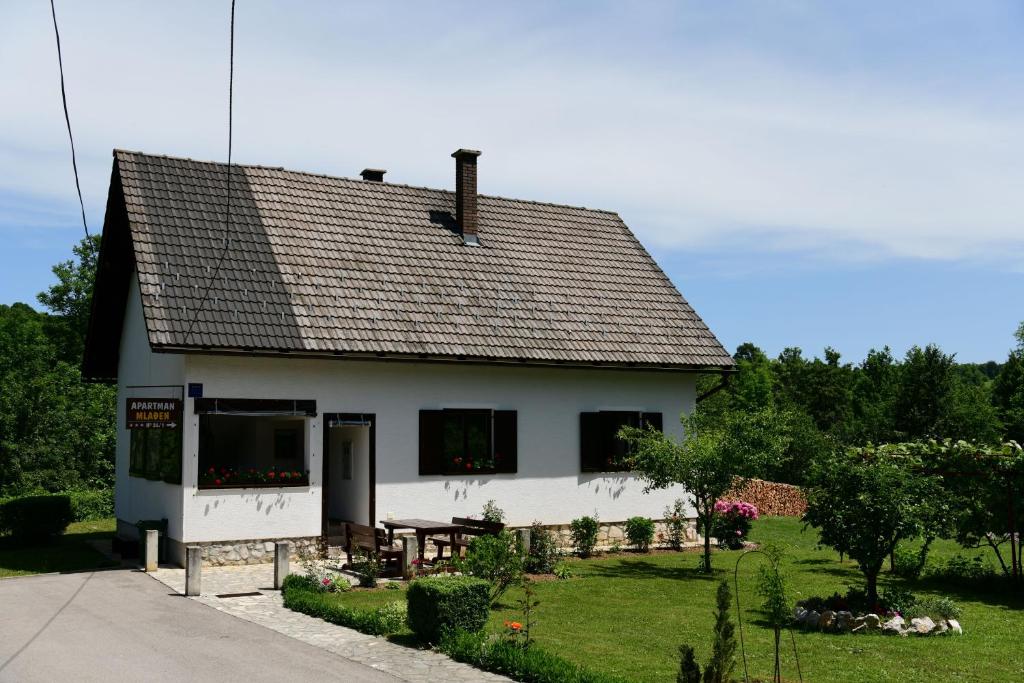 Vonkajšia záhrada v ubytovaní Apartment Mlađen