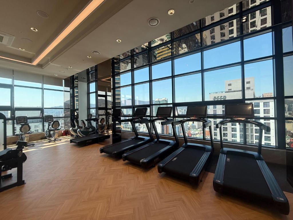 Fitness centrum a/nebo fitness zařízení v ubytování Sota Suite Busan Seomyeon