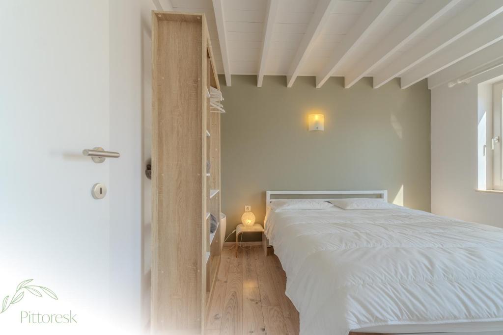 Postel nebo postele na pokoji v ubytování PITTORESK, unieke vakantiewoning in Westouter