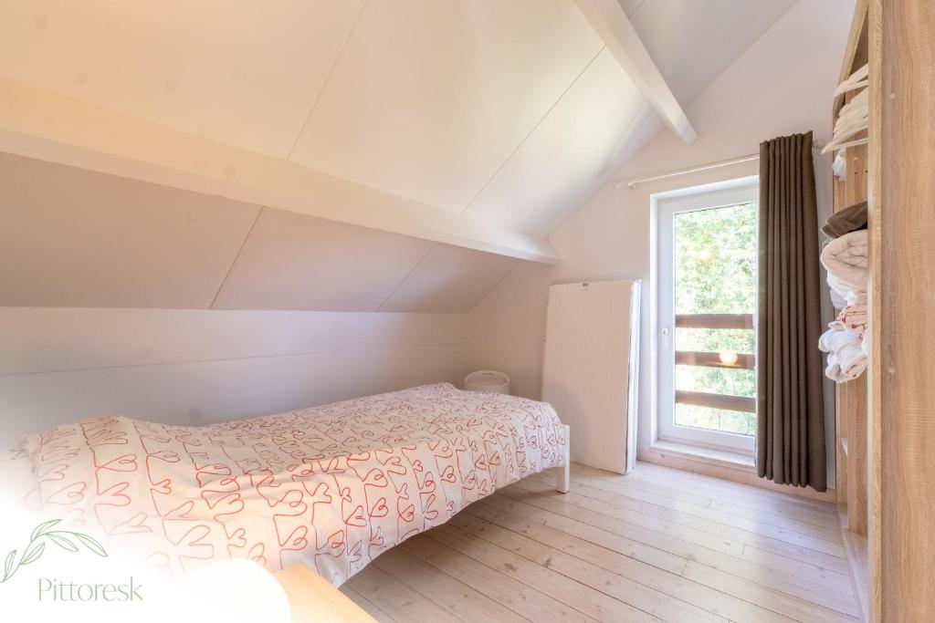 Postel nebo postele na pokoji v ubytování PITTORESK, unieke vakantiewoning in Westouter
