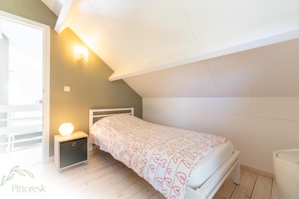 Postel nebo postele na pokoji v ubytování PITTORESK, unieke vakantiewoning in Westouter