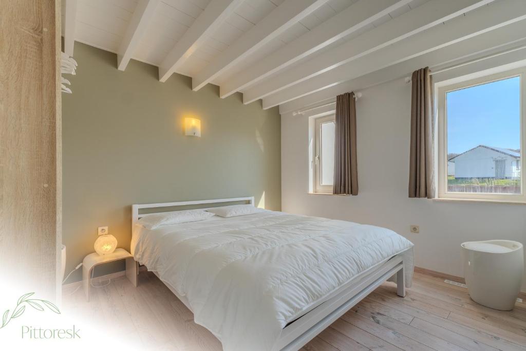 Postel nebo postele na pokoji v ubytování PITTORESK, unieke vakantiewoning in Westouter