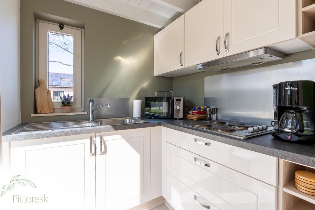 Kuchyň nebo kuchyňský kout v ubytování PITTORESK, unieke vakantiewoning in Westouter