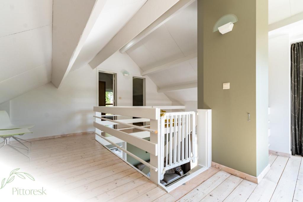 Postel nebo postele na pokoji v ubytování PITTORESK, unieke vakantiewoning in Westouter