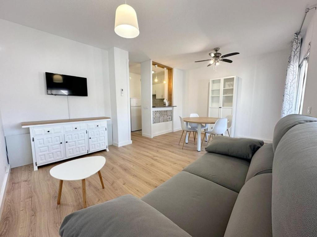 TV a/nebo společenská místnost v ubytování AH RENTALS Acualandia Apartamento