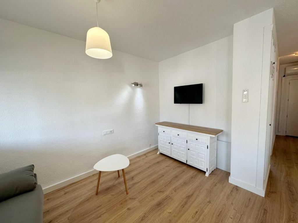 TV a/nebo společenská místnost v ubytování AH RENTALS Acualandia Apartamento