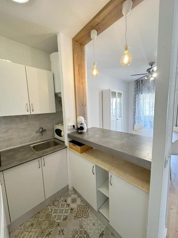 Kuchyň nebo kuchyňský kout v ubytování AH RENTALS Acualandia Apartamento