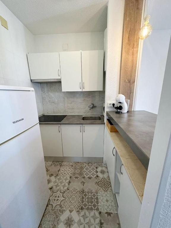 Kuchyň nebo kuchyňský kout v ubytování AH RENTALS Acualandia Apartamento