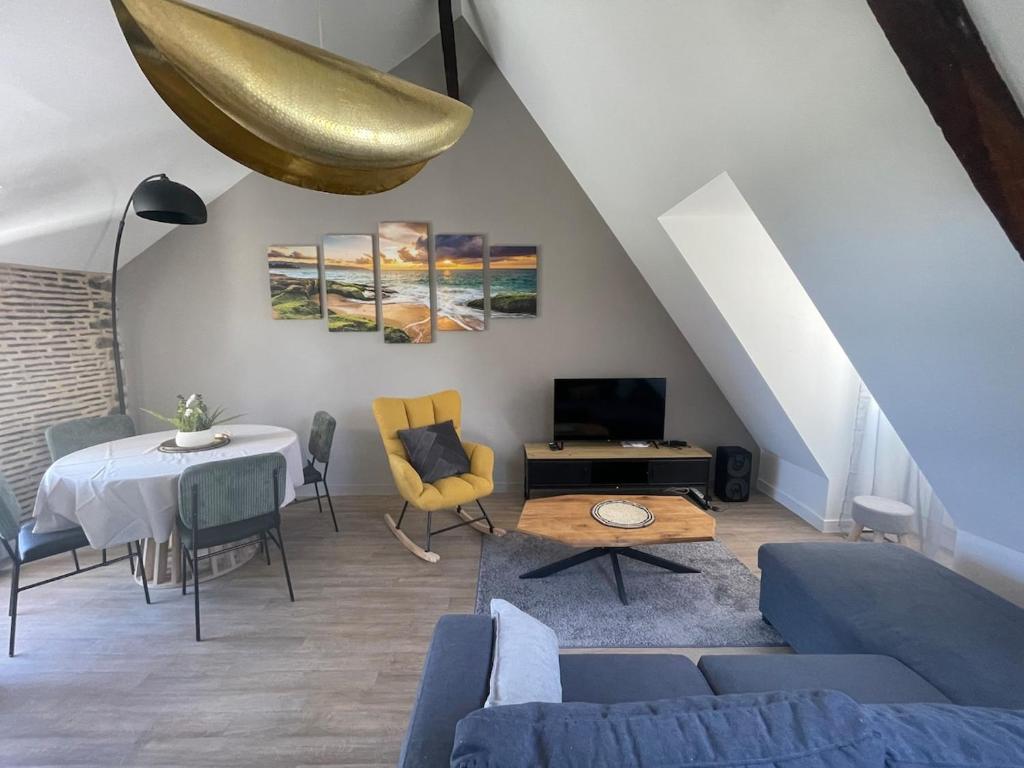 un salon avec un canapé bleu et une table dans l'établissement L 'escale de st patern, à Vannes
