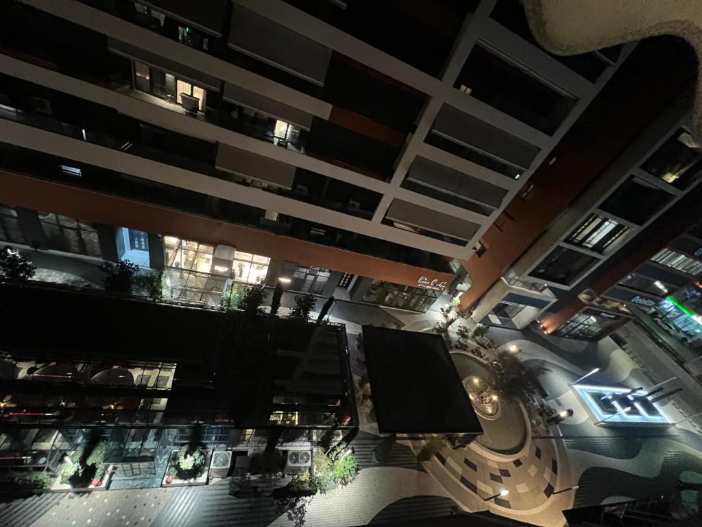 eine Aussicht über ein Apartmenthaus in der Nacht in der Unterkunft tirana delijorgjis appartment in Tirana
