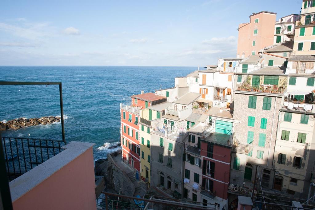 a group of buildings next to the ocean at Scorci Di Mare in Riomaggiore
