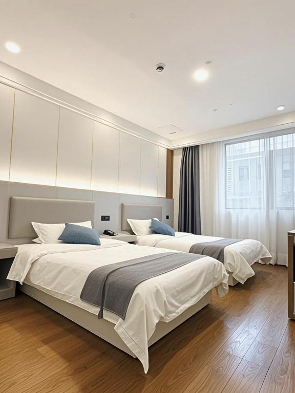 Postel nebo postele na pokoji v ubytování Longchen Hotel