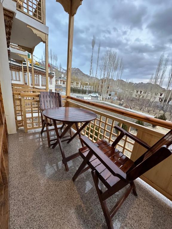 Balkoni atau teres di Raku Guest house