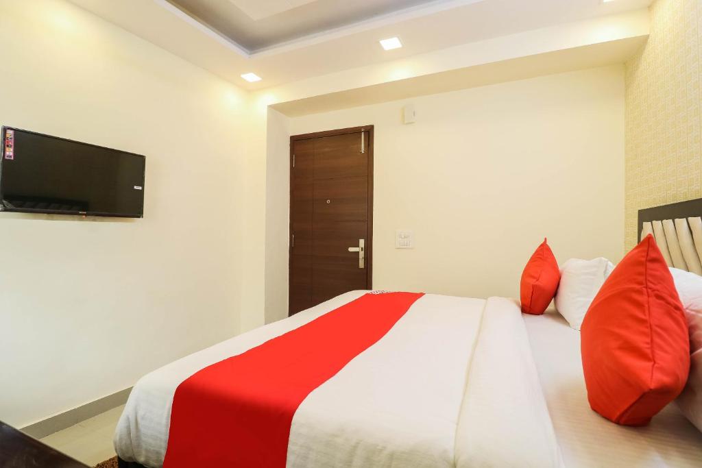 Postel nebo postele na pokoji v ubytování Hotel O Sagar Stay Inn