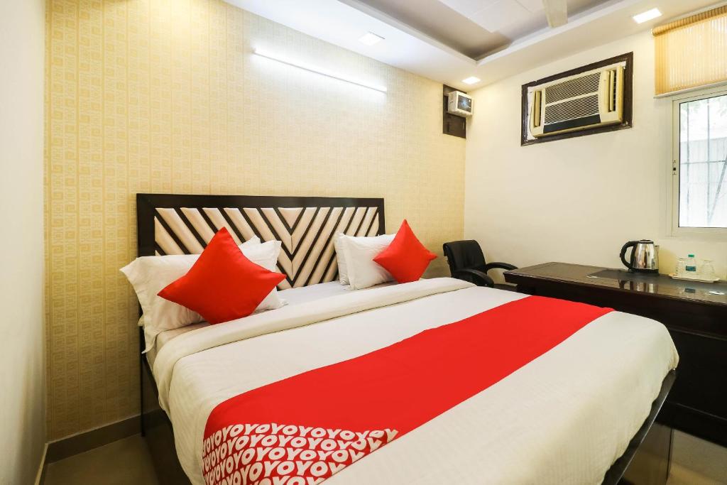 Postel nebo postele na pokoji v ubytování Hotel O Sagar Stay Inn